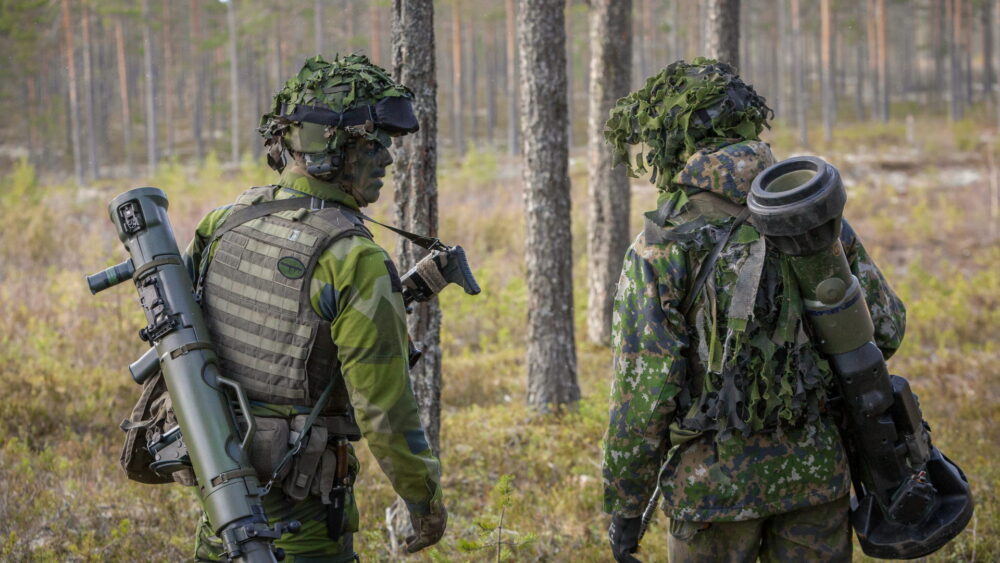 Švedski i finski vojnik na vojnoj vežbi - esper Moldvik-Swedish Armed Forces