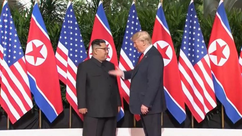 Prvi susret Donalda Trampa i Kim Džong Una