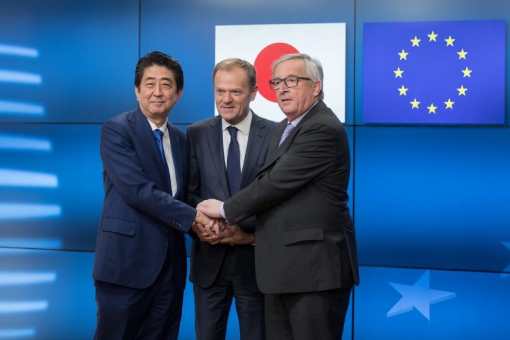 Šinzo Abe, Donald Tusk i Žan Klod Junker (The Wall Street Journal)