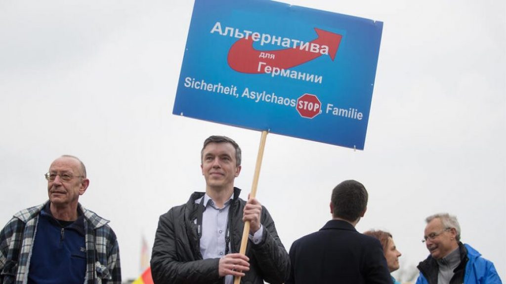 Simpatizer AFD-a sa transparentom na ruskom - Handelsblatt